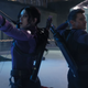 Hailee Steinfeld et Jeremy Renner sont dos à dos sur une patinoire en tant que Kate Bishop et Clint Barton, pointant leurs arcs sur des criminels.